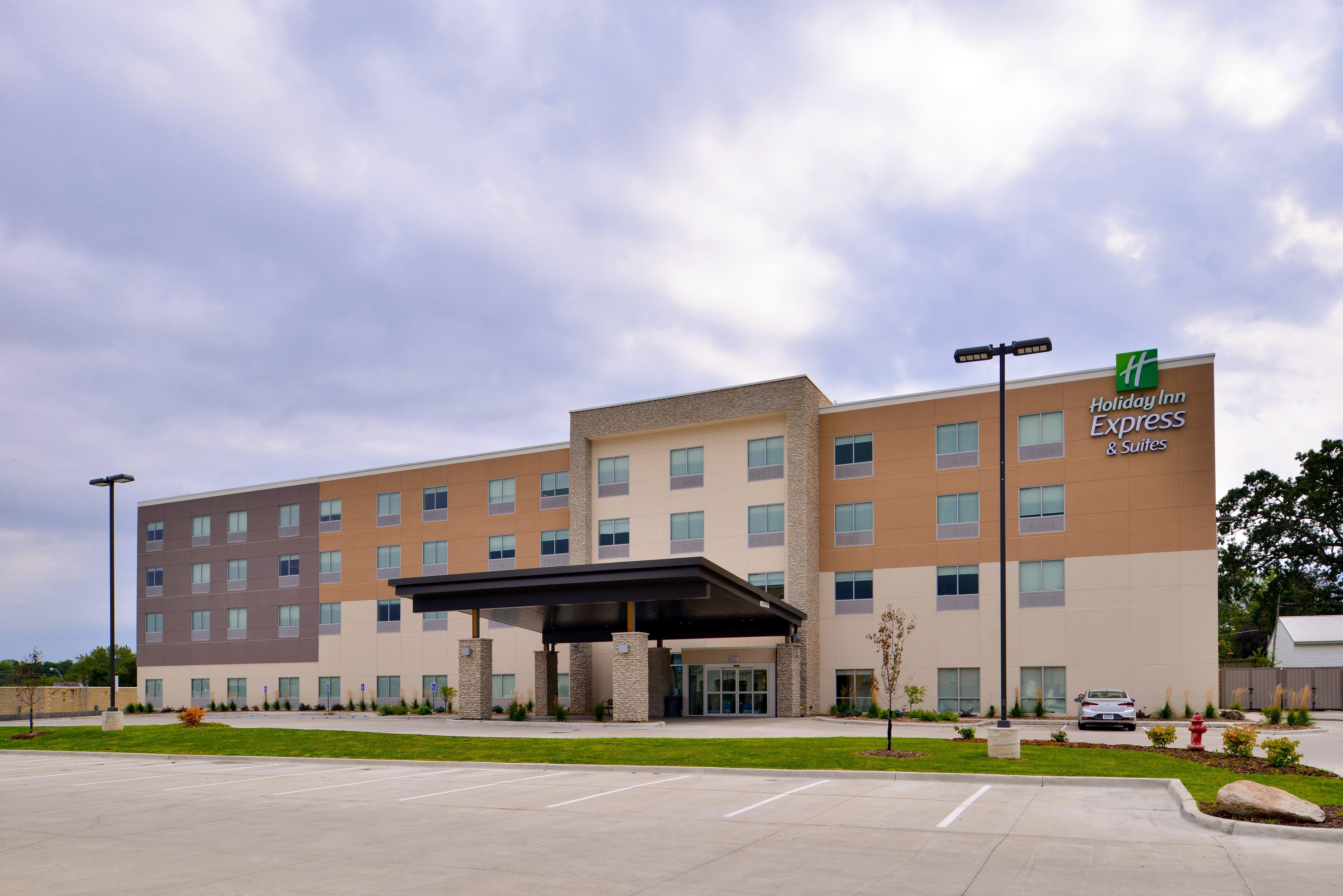 Holiday Inn Express & Suites - Ottumwa By Ihg Exterior photo