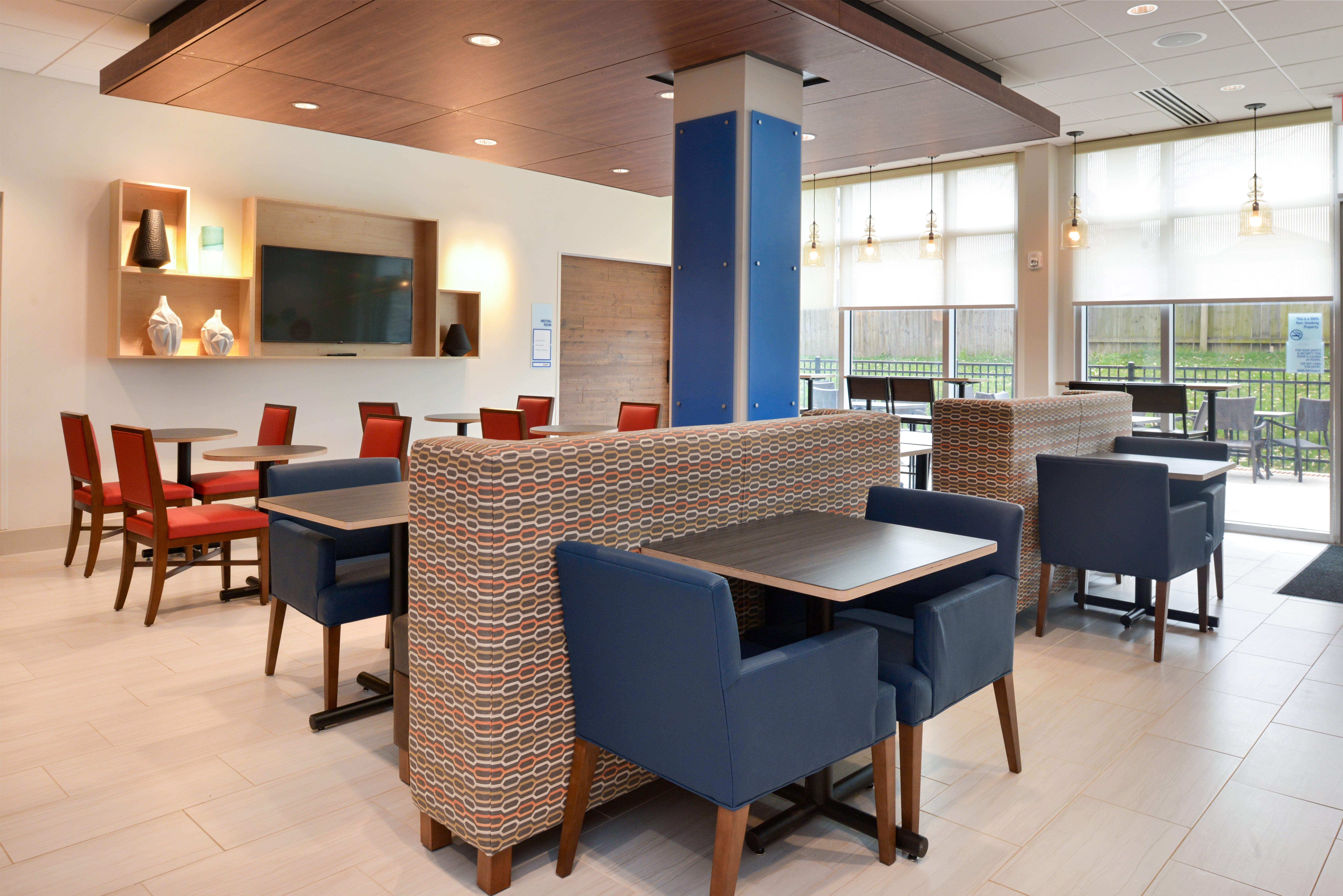 Holiday Inn Express & Suites - Ottumwa By Ihg Exterior photo